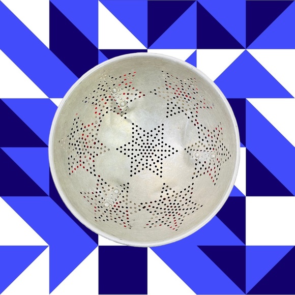 A Vintage colander with 6-sided star Pattern - Picture 5 of 8